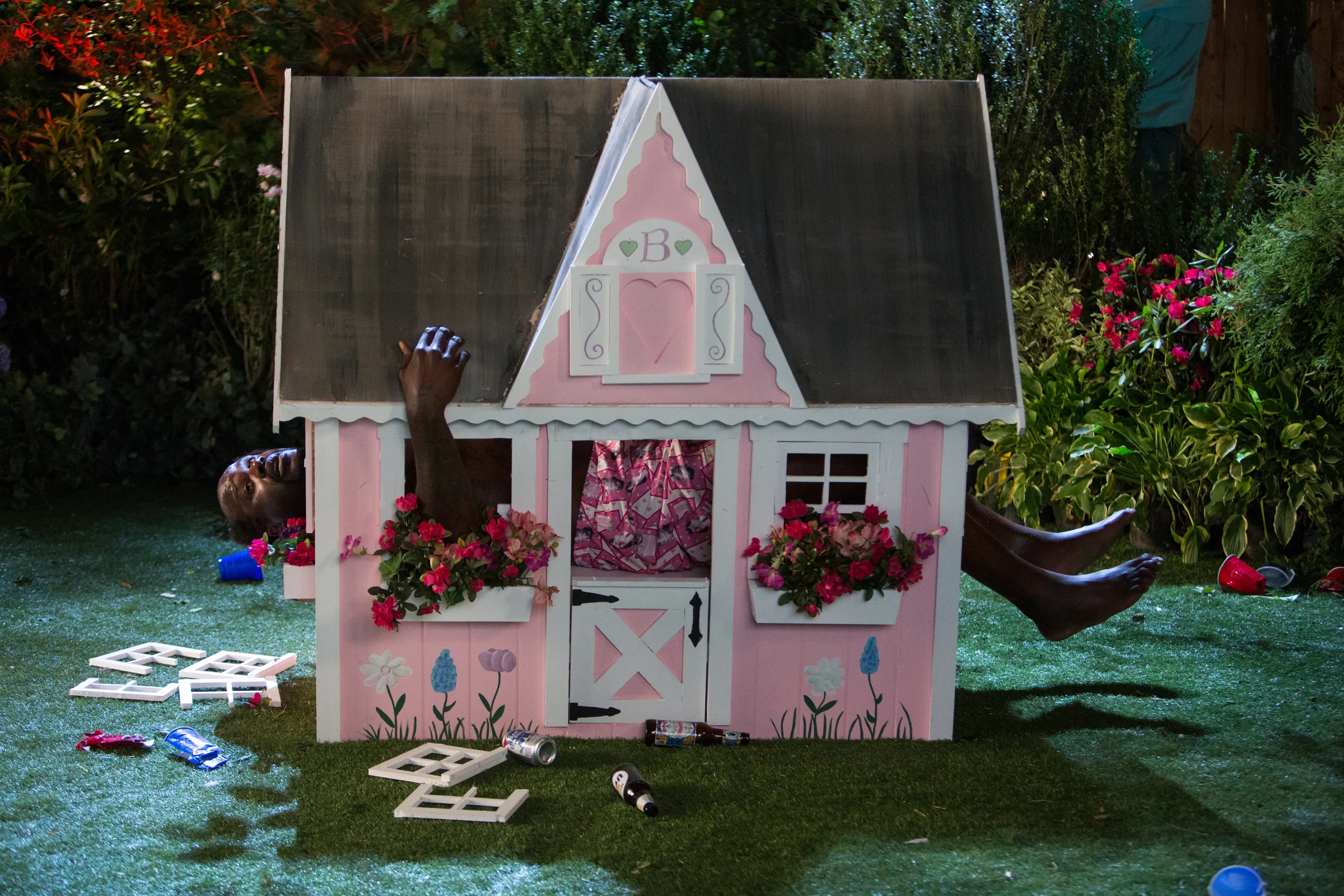 Tommy (Shaquille O'Neal) in the doll house