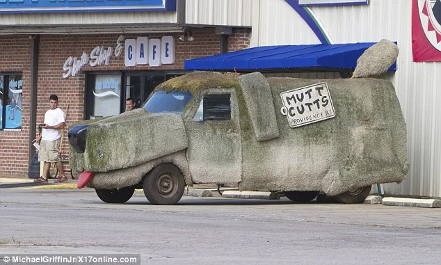 Dumb & Dumber To production design — The Mutt Cutts